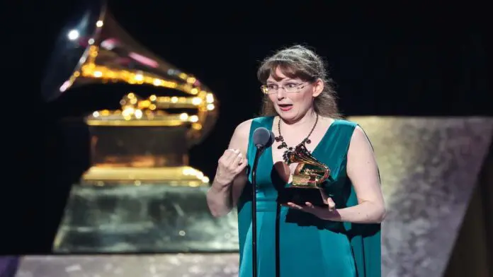 Winifred Phillips recebendo o Grammy por Wizardry: Proving Grounds of the Mad Overlord Winifred Phillips recebendo o Grammy por Wizardry: Proving Grounds of the Mad Overlord