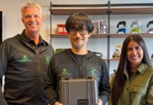 Hideo Kojima visita escritório do Xbox e recebe presente misterioso Xbox e Hideo Kojima