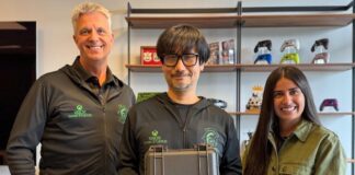 Hideo Kojima visita escritório do Xbox e recebe presente misterioso Xbox e Hideo Kojima